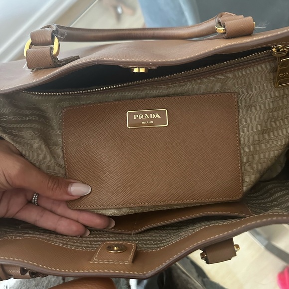 Prada
Saffiano Lux Leather Gardener's Tote - brown/tan - Picture 2 of 8
